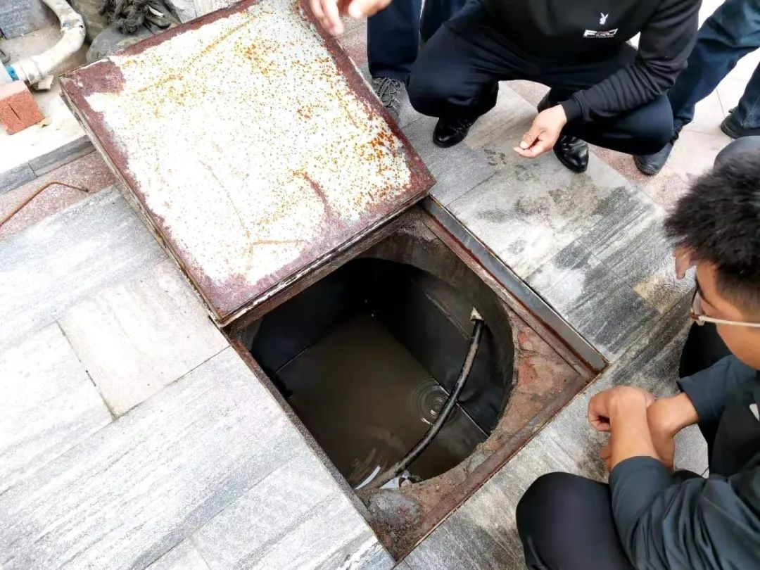 鲁商物业泰安国际社区紧急处理热水管道漏水