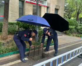 雨幕中的温情守护·鲁商服务为您撑起一方安心“晴空”